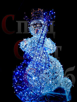 Фигура Снеговик с синим контрабасом