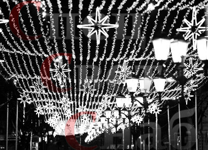 Световая подсветка деревьев "Звездное небо" белая мерцающая для украшения улицы. 100м на 10м. 33 нити. IP 44